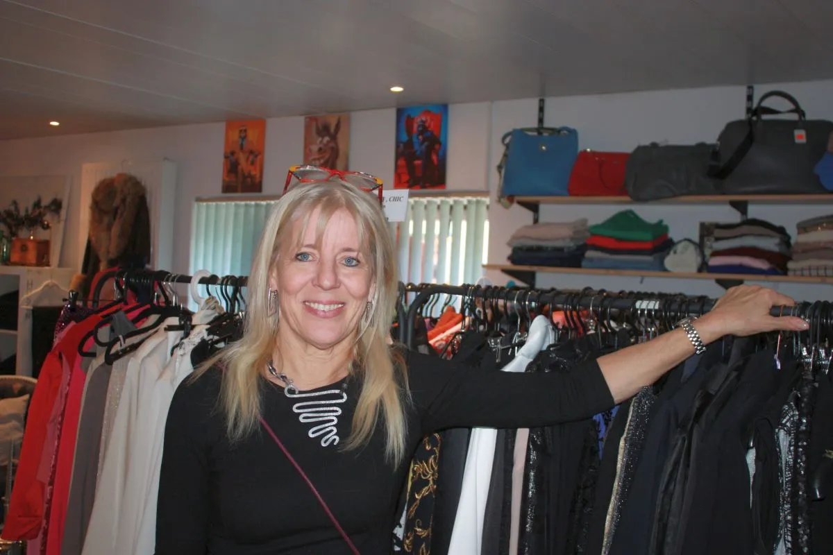 Tina Hell, Betreiberin des Second-Hand-Ladens Atelier24 in Unterschleißheim (Bild: Peter Marwan)