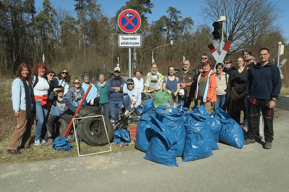Bei der "Ramadama"-Aktion 2025 wurde die Natur bei bestem Frühlingswetter von zahlreichem Müll befreit. (Foto: BUND Naturschutz - Ortsgruppe Schleißheim)