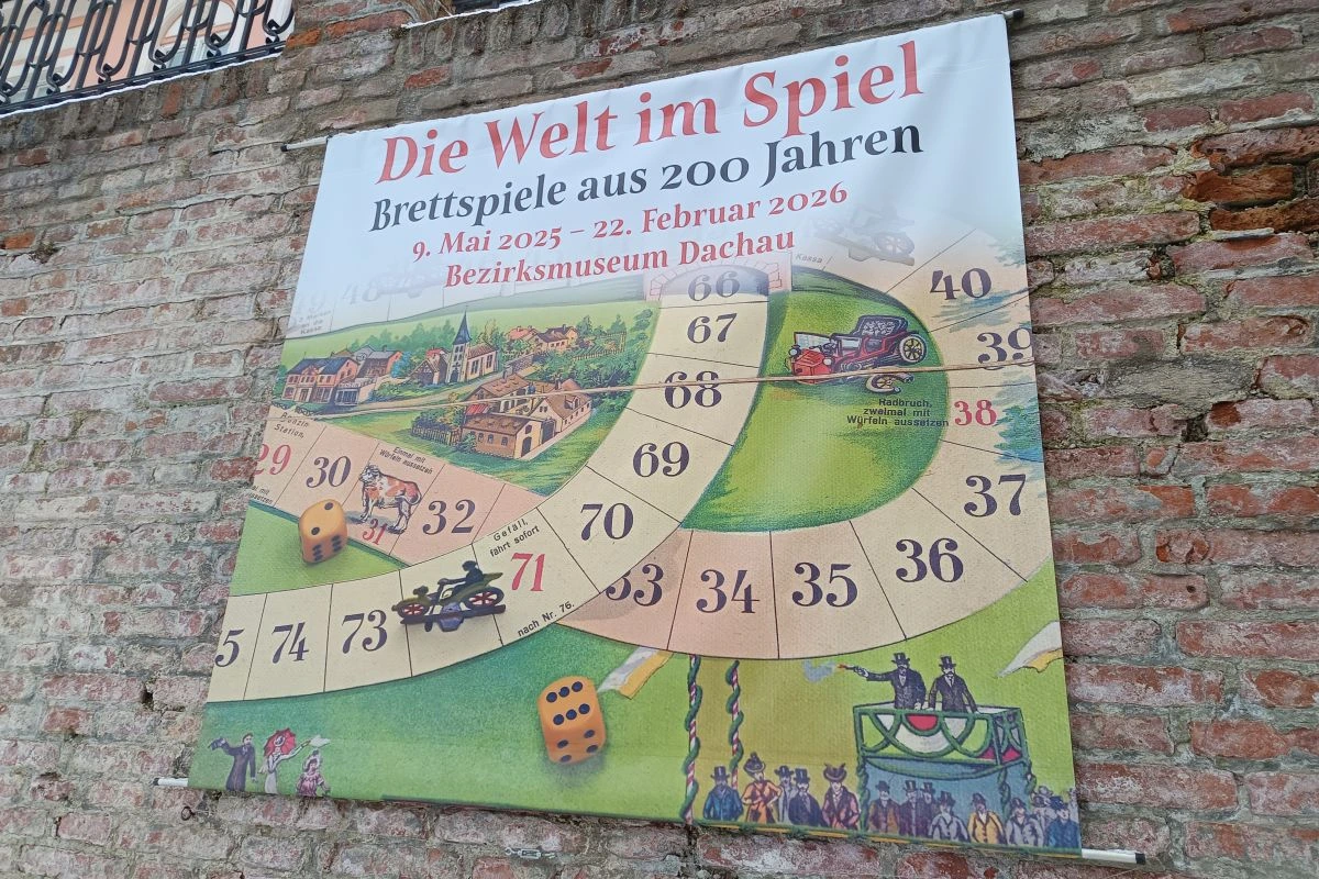 Plakat zur Sonderausstellung „Die Welt im Spiel. Brettspiele aus 200 Jahren“ im Bezirksmuseum Dachau. (Foto: Peter Marwan)