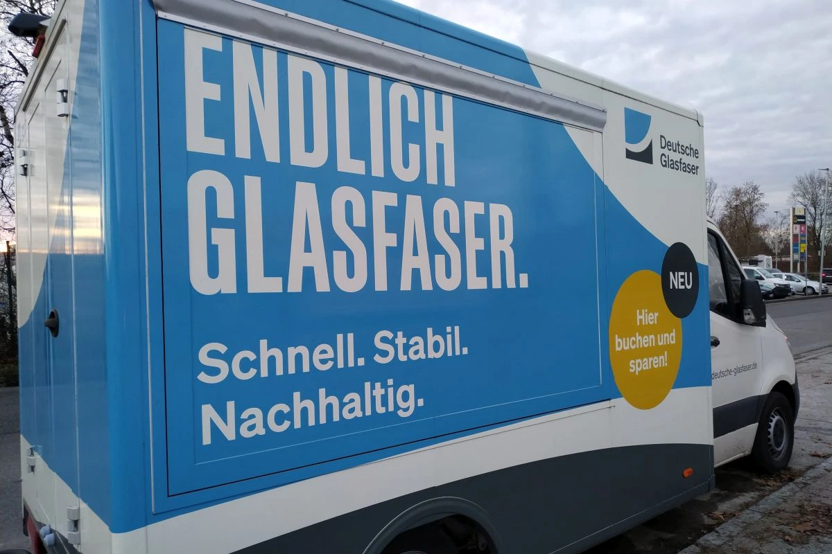 Werbe-Truck der Firma Deutsche Glasfaser in Unterschleißheim (Foto: Peter Marwan)