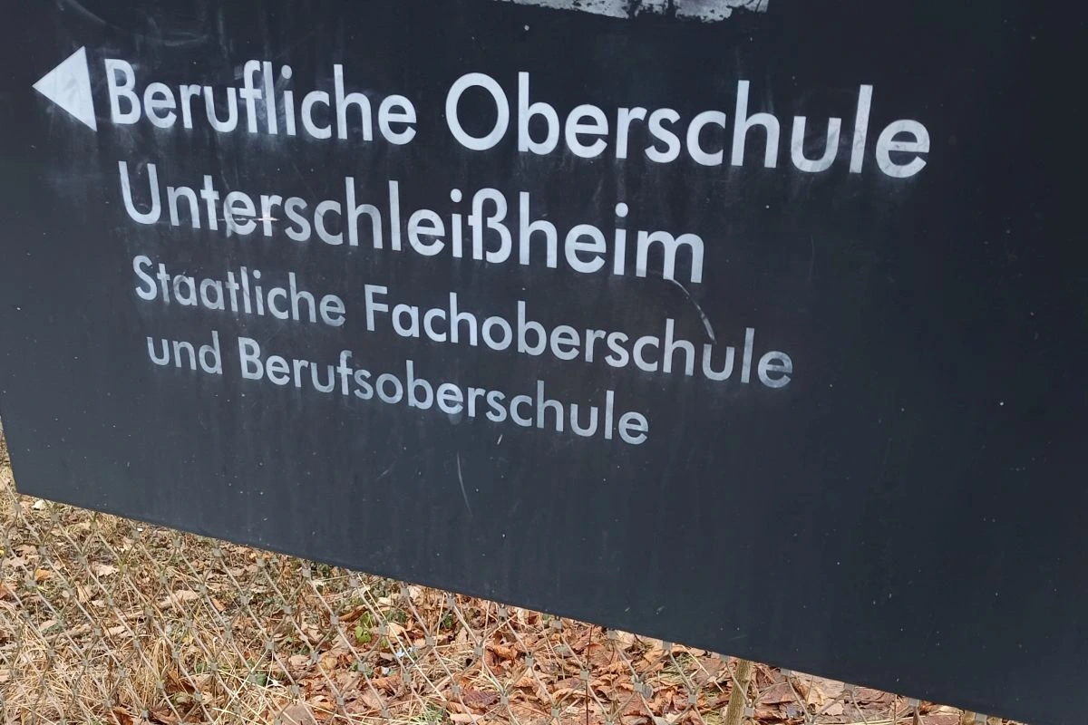 Schild am Eingang der FOSBOS in Unterschleißheim (Bild: Peter Marwan)