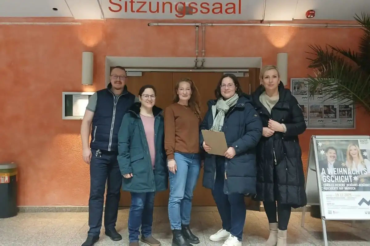 Elternvertreter der Ganghofer Schule vor der Stadtratssitzung. V.l.r. Benjamin Schmidt, Monika Wagner, Veronika Müller, Johanna Krichling, Magdalena Popiolek