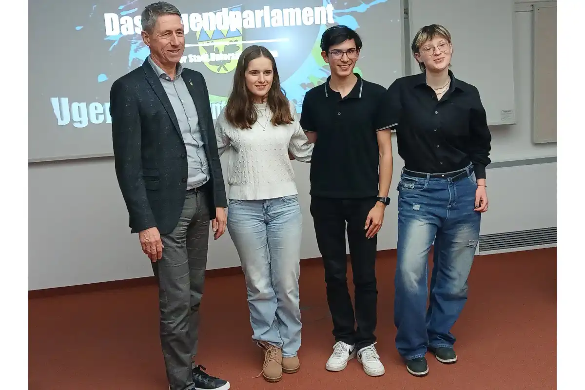 Der neue Vorstand des Jugendparlaments Unterschleißheim: Neela Kaltenbach (stv. Vorsitzende), Emilio Rubino Emiliano (Vorsitzender) und Klara Stauner (stv. Vorsitzende) (von links nach rechts, ganz links: Bürgermeister Christoph Böck). Nicht im Bild: Magdalena Sievers (Kassenwart). (Foto: Helmut Göbel)