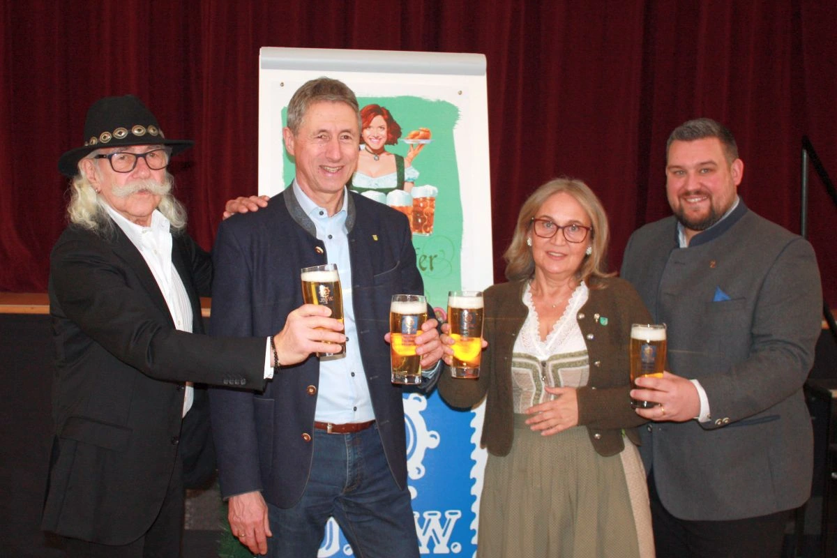Alfons Kiefer, Christoph Böck und die Festwirte Angelika und Enrico stoßen auf das 73. Lohhofer Volksfest an. (Foto: Peter Marwan)
