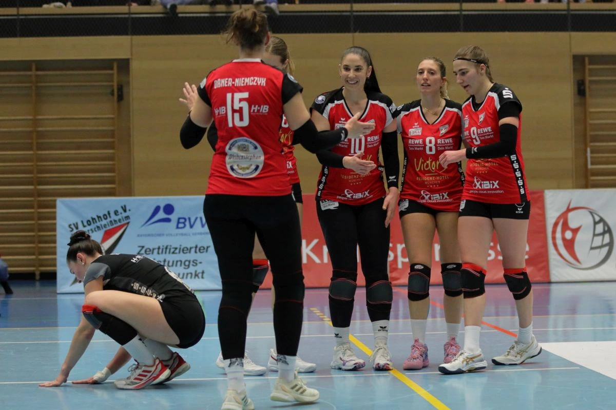 SV Lohhof abklatschen (Foto: Robert Burschik)