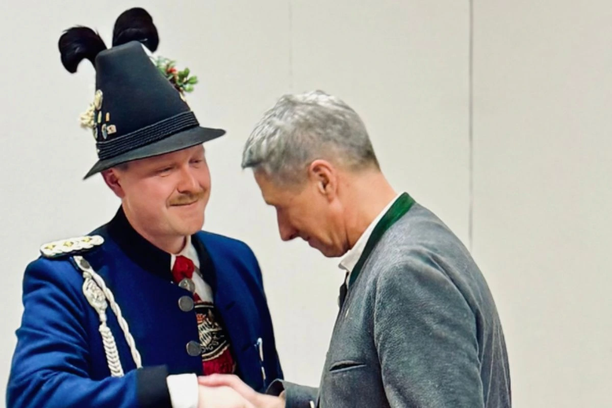Schützenhauptmann Andreas Beutel überreicht Christoph Bück die Ernennung zum Stadtkommandanten (Bild: Schützenkompanie Unterschleißheim)