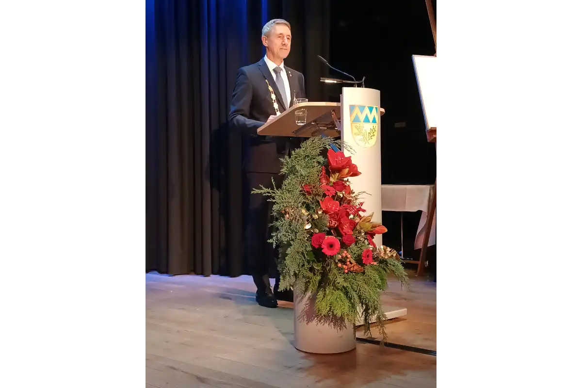 Bürgermeister Christoph Böck bei seiner Festrede zu 25 Jahren Stadt Unterschleißheim. (Bild: Helmut Göbel)