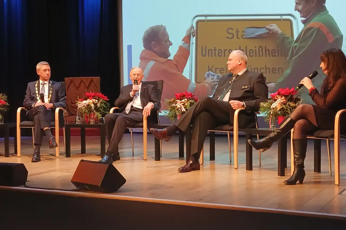 Bürgermeister Christoph Böck, der langjährige Stadtrat Josef Diehl und Landrat Christoph Göbel teilten Erinnerungen an die Stadterhebung vor 25 Jahren (Foto: Helmut Göbel)