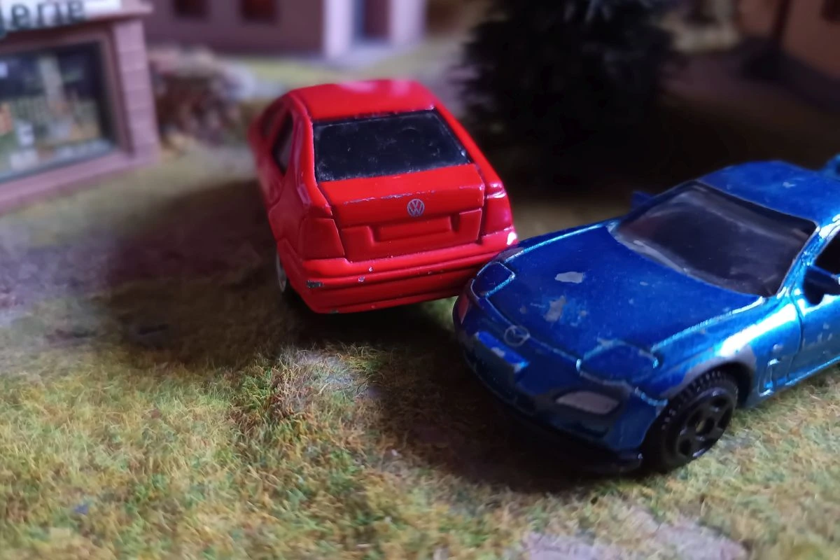 Unfall auf einem Parkplatz - nachgestellt mit Spielzeugautos (Foto: Peter Marwan)